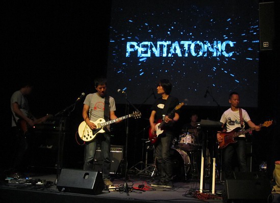 pentatonic在上海演出现场，2013.10，on stage 拍摄：徐亮