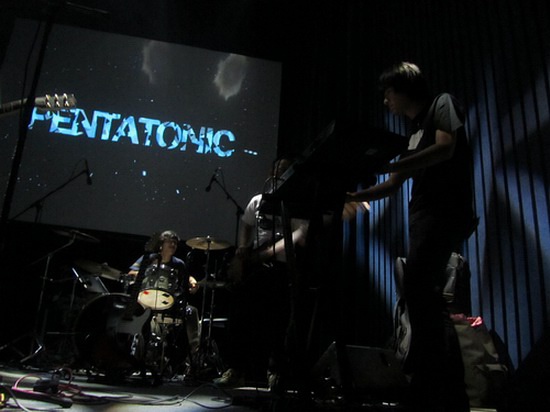 pentatonic在上海演出现场，2013.10，on stage 拍摄：徐亮